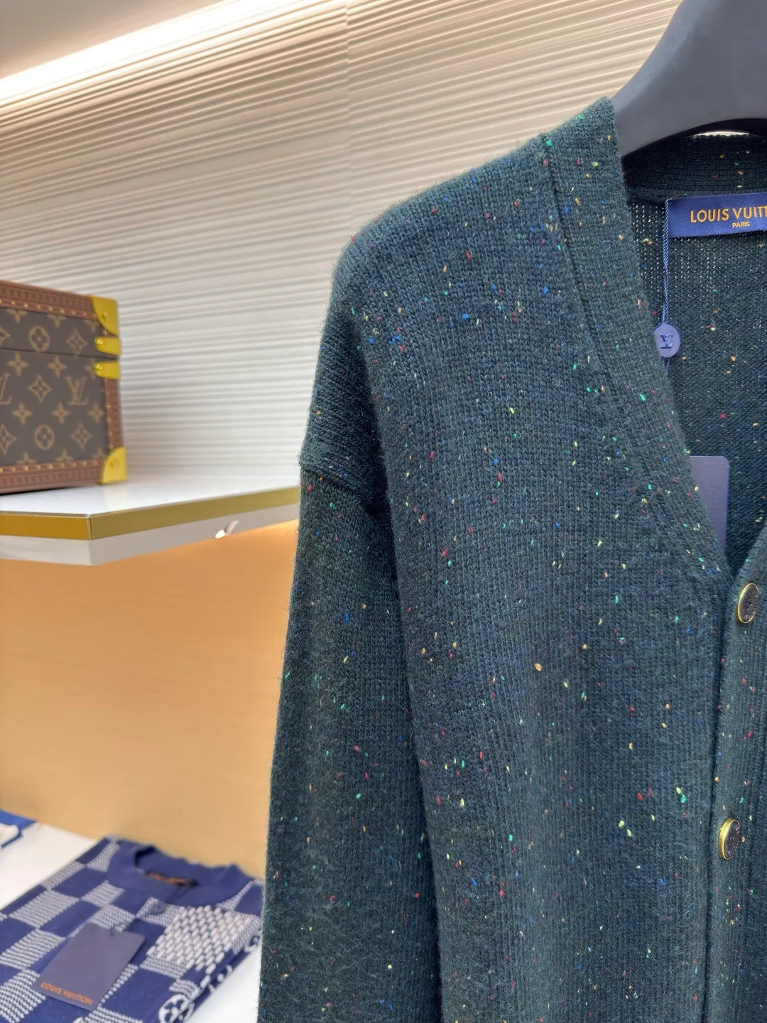 LOUIS VUITTON ●Description: This soft cashmere knitted cardigan has a deep body embellished with contrasting spotted elements, and the left pocket is embroidered with exquisite texture!V logo, echoing the Japanese craftsmanship inspiration in the PharrellWilliams and Nigo collaboration series. The light yet gorgeous style makes it a great choice for layering across seasons. The overall wiring is straight and delicate, the fabric is comfortable and soft, and the color is consistent without color difference. It can be matched with the same style to create a fashionable look and control various occasions. Customized accessories, complete with three standards, same style for men and women!